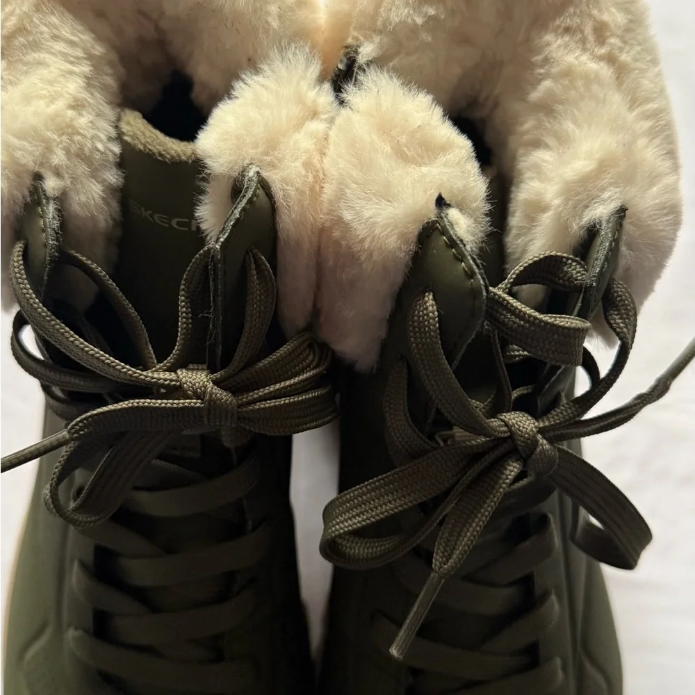 Skechers Women's Green Winter Boots‎ with Plush Lining